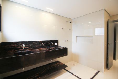 Apartamento para alugar com 246m², 4 quartos e 4 vagas