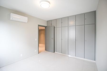 Apartamento para alugar com 246m², 4 quartos e 4 vagas