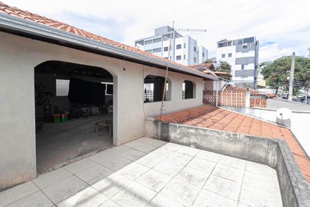 Casa à venda com 190m², 3 quartos e 2 vagas Casa à venda com 190m², 3 quartos e 2 vagasTerraço