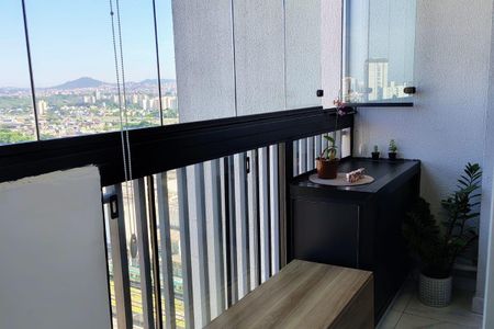 Apartamento à venda com 93m², 3 quartos e 2 vagasBalcony com vista para a cidade, com mesa e cadeira, e plantas.