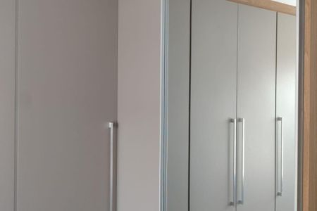 Apartamento à venda com 93m², 3 quartos e 2 vagasCabinets de armário com portas de cor branca e puxadores de metal, em uma sala de estar ou quarto, com iluminação natural e acabamento de madeira.
