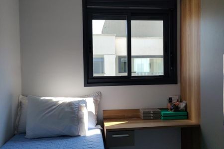 Apartamento à venda com 93m², 3 quartos e 2 vagasCama simples com colchão azul e travesseiros brancos, com uma janela grande e uma mesa com uma pequena caixa de joias e um livro verde.