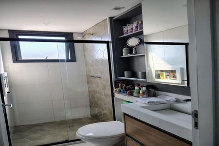 Apartamento à venda com 93m², 3 quartos e 2 vagasBanheiro com piso de porcelanato, pia de granito e armários de madeira, com iluminação boa e nível de decoração básico.