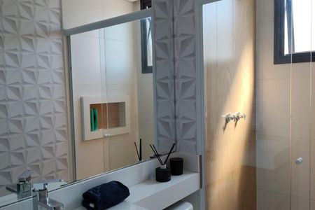 Apartamento à venda com 93m², 3 quartos e 2 vagasBanheiro com piso de porcelanato, pia de porcelanato, vaso sanitário e espelho grande, com iluminação boa e decoração simples.