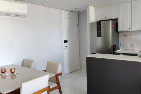 Apartamento à venda com 93m², 3 quartos e 2 vagasCozinha moderna com móveis brancos e iluminação natural.