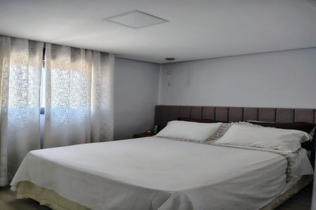 Apartamento à venda com 93m², 3 quartos e 2 vagasCama grande com cabeceira de tecido, cortinas de linho e iluminação suave.