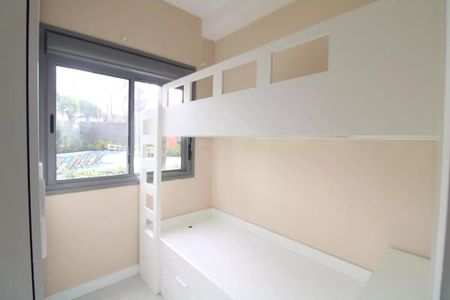 Quarto com cama de meia altura e janela com vista para piscina. de apartamento à venda com 2 quartos, 47m² em Jardim Marajoara, São Paulo