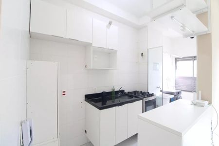 Apartamento à venda com 47m², 2 quartos e 1 vagaCozinha simples com móveis brancos e superfície de granito, com geladeira e fogão.