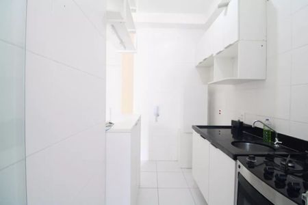 Apartamento à venda com 47m², 2 quartos e 1 vagaCozinha com móveis brancos e piso de porcelanato, com uma janela pequena e iluminação boa.