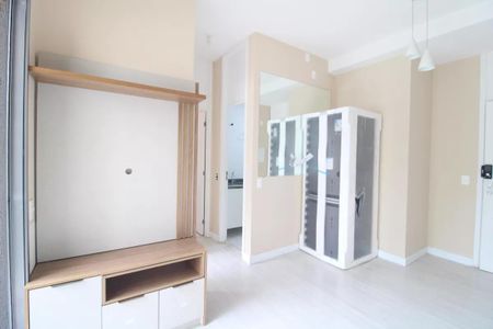 Apartamento à venda com 47m², 2 quartos e 1 vagaCasa com cozinha e sala de estar moderna, com móveis de madeira e iluminação natural.