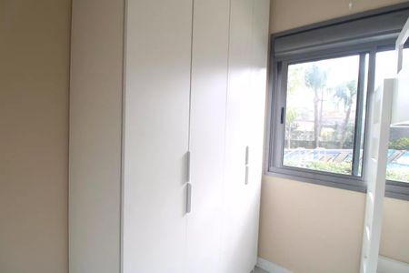 Cabinete de armários brancos em uma sala com vista para a piscina. de apartamento à venda com 2 quartos, 47m² em Jardim Marajoara, São Paulo