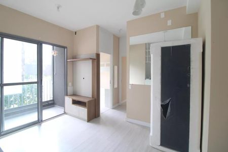 Apartamento à venda com 47m², 2 quartos e 1 vagaSala com móveis de madeira e janela grande, iluminada por luz natural e com vista para a varanda.