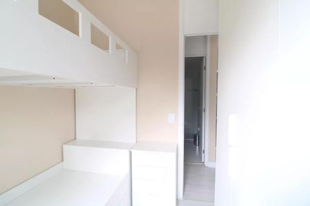 Apartamento à venda com 47m², 2 quartos e 1 vagaQuarto com cama de solteiro e armários brancos, com uma porta para o corredor.
