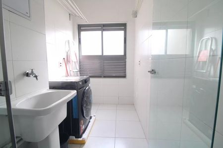 Apartamento à venda com 47m², 2 quartos e 1 vagaBanheiro com pia e lavadora, com janela e iluminação natural.