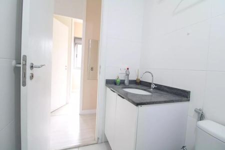 Apartamento à venda com 47m², 2 quartos e 1 vagaBanheiro com pia e vaso sanitário, com iluminação adequada e acabamento em granito.