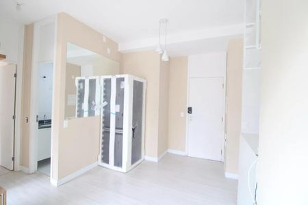 Apartamento à venda com 47m², 2 quartos e 1 vagaQuarto com cama, armário e porta, com iluminação natural e iluminação artificial, com piso de madeira e parede branca, com janela grande e com iluminação boa.