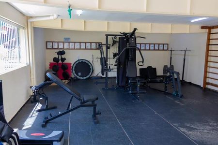 Apartamento à venda com 77m², 3 quartos e 1 vagaGinásio com equipamentos de treino e iluminação adequada.