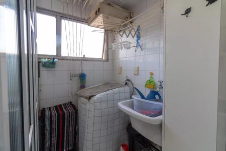 Apartamento à venda com 77m², 3 quartos e 1 vagaBanheiro com pia e vaso sanitário, com janela e ventilador, e com alguns objetos de limpeza e arrumação.
