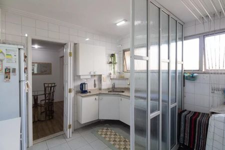 Apartamento à venda com 77m², 3 quartos e 1 vagaCozinha com geladeira, fogão e pia, com iluminação boa e mobiliário simples.