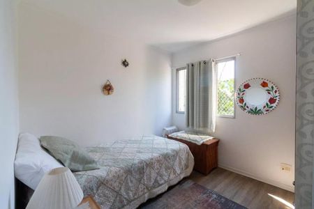 Quarto simples com cama de solteiro, iluminação natural e decoração minimalista. de apartamento à venda com 3 quartos, 77m² em Jardim das Vertentes, São Paulo