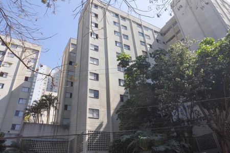 Apartamento à venda com 77m², 3 quartos e 1 vagaEdifício residencial com várias janelas e telhado plano, cercado por árvores e arbustos.