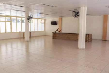 Apartamento à venda com 77m², 3 quartos e 1 vagaSala com piso de porcelanato, iluminação natural e ventiladores de teto.