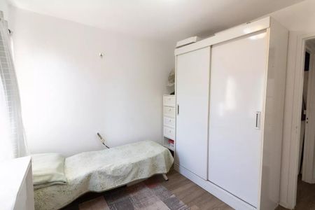 Apartamento à venda com 77m², 3 quartos e 1 vagaQuarto com cama simples, armário e porta de vidro.