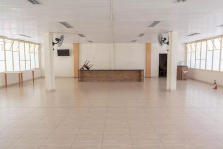 Apartamento à venda com 77m², 3 quartos e 1 vagaSala com piso de porcelanato, bancada de granito e iluminação natural, sem decoração.