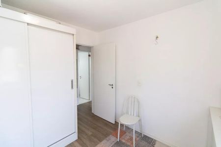 Apartamento à venda com 77m², 3 quartos e 1 vagaQuarto com armário e porta fechada, com uma cadeira branca e um tapete colorido no chão.
