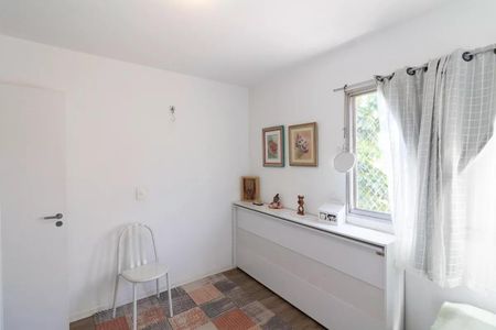 Apartamento à venda com 77m², 3 quartos e 1 vagaQuarto com uma janela e uma mesa com objetos de decoração.