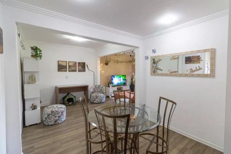 Sala com mesa redonda e cadeiras, TV e decoração simples. de apartamento à venda com 3 quartos, 77m² em Jardim das Vertentes, São Paulo