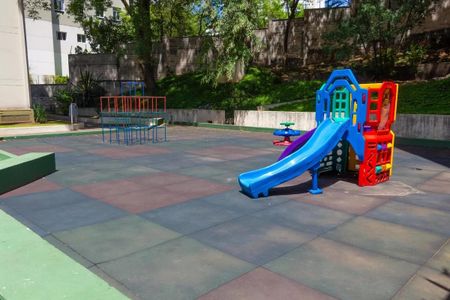 Apartamento à venda com 77m², 3 quartos e 1 vagaPraça de brinquedos com escada e equipamentos de brinquedos coloridos.