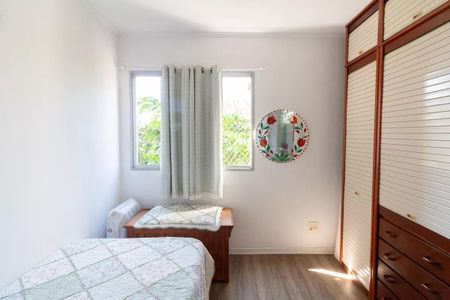 Quarto com cama simples, janela e armário, com iluminação natural e decoração simples. de apartamento à venda com 3 quartos, 77m² em Jardim das Vertentes, São Paulo