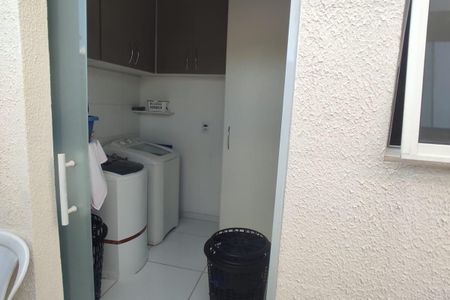 Casa à venda com 131m², 2 quartos e 1 vagaLavanderia comum com geladeira e fogão, com iluminação boa e mobiliário básico.