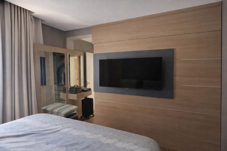 Quarto com cama, TV e armário, com iluminação boa e decoração simples. de casa à venda com 2 quartos, 131m² em Chácara do Solar II (Fazendinha), Santana de Parnaíba