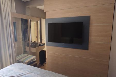 Cama com TV montada na parede, com um espelho e um armário ao fundo. de casa à venda com 2 quartos, 131m² em Chácara do Solar II (Fazendinha), Santana de Parnaíba