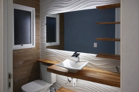 Casa à venda com 131m², 2 quartos e 1 vagaBanheiro com piso de porcelanato, pia de cerâmica e espelho grande, com iluminação boa e decoração simples.