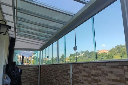 Casa à venda com 131m², 2 quartos e 1 vagaVaranda com vista para a cidade, com janelas grandes e iluminação natural.