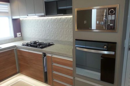 Casa à venda com 131m², 2 quartos e 1 vagaCozinha moderna com móveis de madeira e eletrodomésticos de alta qualidade.