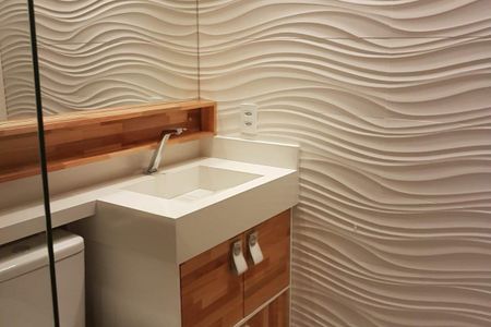 Banheiro com pia e vaso sanitário, com parede em azulejos e teto branco, com iluminação adequada. de casa à venda com 2 quartos, 131m² em Chácara do Solar II (Fazendinha), Santana de Parnaíba