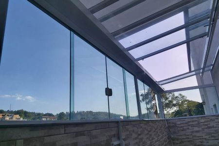 Casa à venda com 131m², 2 quartos e 1 vagaPatio com vista para o jardim e árvores, com janelas grandes e iluminação natural.