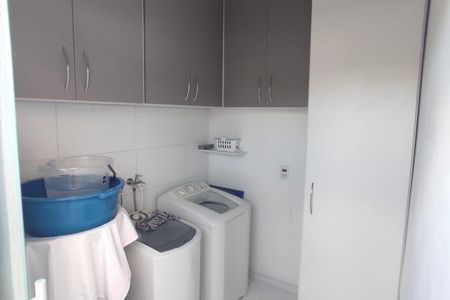 Casa à venda com 131m², 2 quartos e 1 vagaBanheiro com piso de porcelanato, lavatório e máquina de lavar roupa.