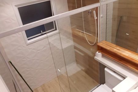 Banheiro com chuveiro e pia, com uma janela pequena e iluminação boa. de casa à venda com 2 quartos, 131m² em Chácara do Solar II (Fazendinha), Santana de Parnaíba