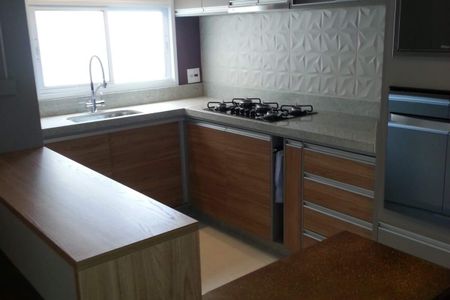 Casa à venda com 131m², 2 quartos e 1 vagaCozinha com piso de porcelanato, bancada de granito e fogão a gás.