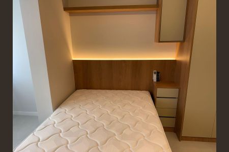 Quarto com cama simples, móveis de madeira e iluminação suave. de kitnet/studio à venda com 1 quarto, 25m² em Vila Clementino, São Paulo