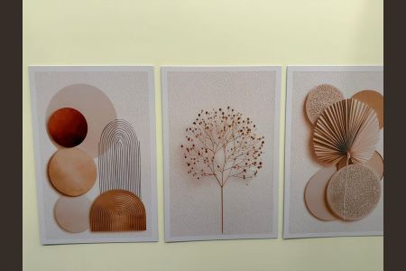 Studio à venda com 25m², 1 quarto e sem vagaImagem de três quadros com desenhos em tons de bege e cores escuras, com um desenho de uma árvore no meio.