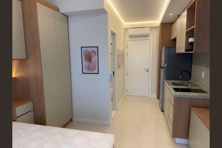 Studio à venda com 25m², 1 quarto e sem vagaQuarto com cama, armários e móveis de madeira, iluminação adequada e piso de cerâmica.
