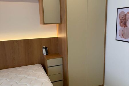 Studio à venda com 25m², 1 quarto e sem vagaQuarto com cama, armário e piso de madeira, iluminação adequada e decoração simples.