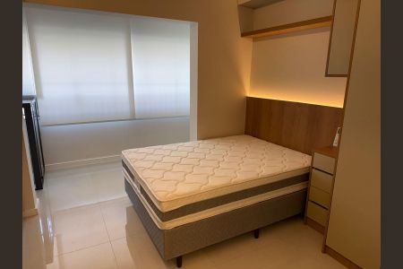 Studio à venda com 25m², 1 quarto e sem vagaQuarto com cama de casal, móveis de madeira e iluminação suave.