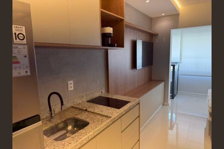 Studio à venda com 25m², 1 quarto e sem vagaCozinha com móveis de madeira e granito, geladeira e fogão, iluminação boa, acabamento de piso de porcelanato.